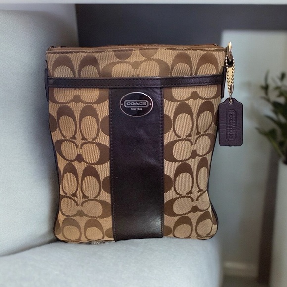 Coach Handbags - 🍀Euc Women's Coach Legacy Signature Stripe Swingpack Crossbody Bag.